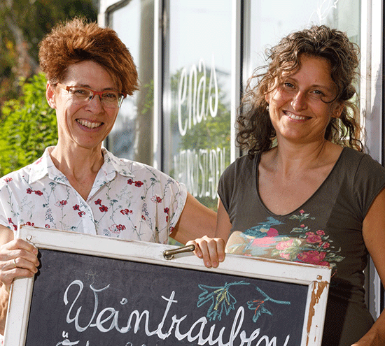 Annekatrin & Ena vor dem Geschäft