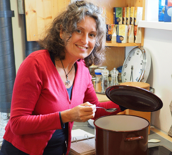Ena beim Suppe kochen