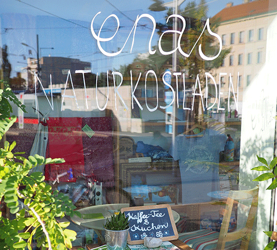 Schaufenster mit Beschriftung