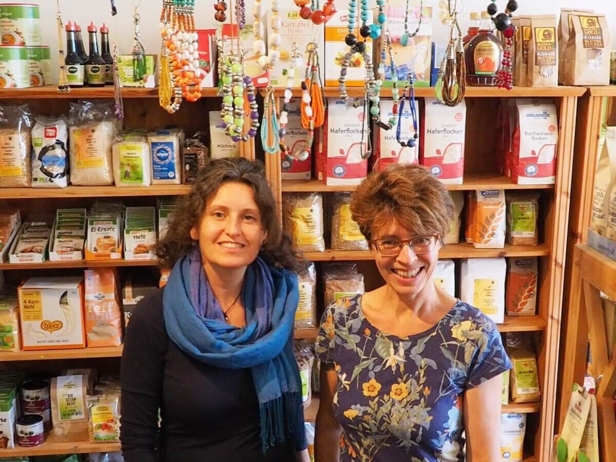 Die beiden „Naturgreißlerinnen“ Ena und Annekatrin begeistern die Kunden mit ihrem Geschäft in der Heurigengegend Stammersdorf.