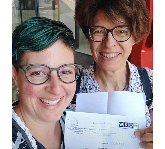 Sonja & Annekatrin vor dem Firmenbuchgericht