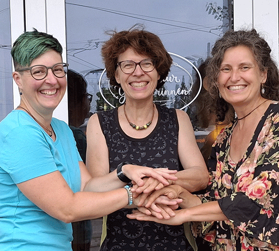 Sonja, Annekatrin und Ena vor dem Geschäft