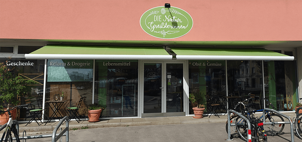Markise Man sieht die ausgefahrene Markise vor dem Geschäftslokal.