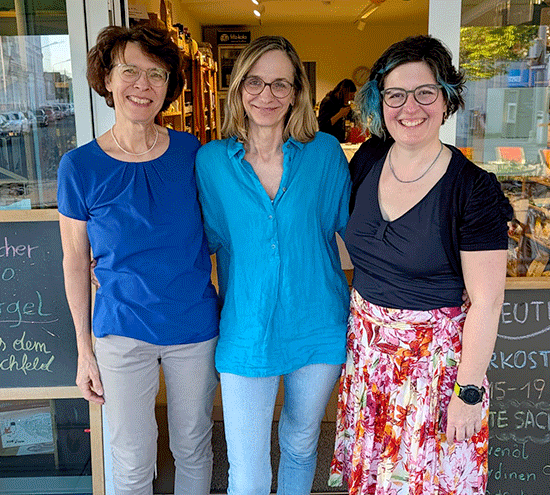 Annekatrin, Marlis, Sonja vor dem Geschäft