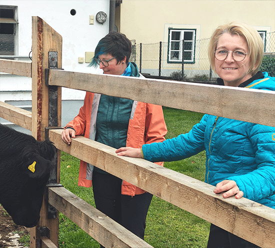 Sandra Anderl und Sonja Brothanek beim Offenstall
