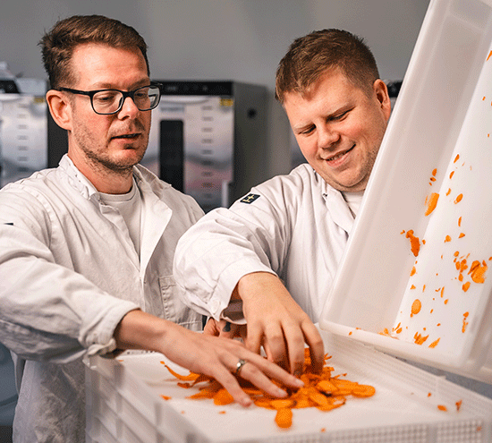 Christoph und Dominik bei der Herstellung