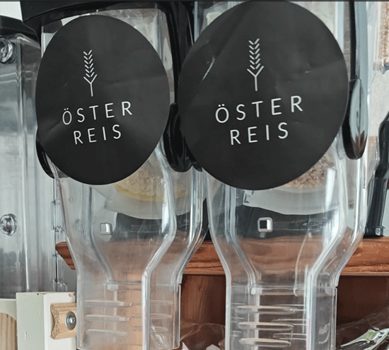 eine Station für den weißen Reis und eine für den Naturreis