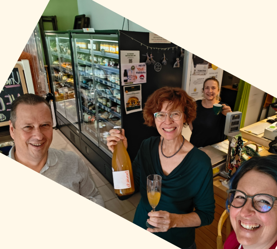 Wolfgang von DOCH!, Annekatrin, Claudia & Sonja verkosten den Kombucha von bootch