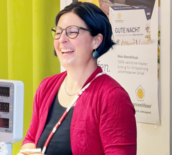 Sonja lacht mit den Gästen