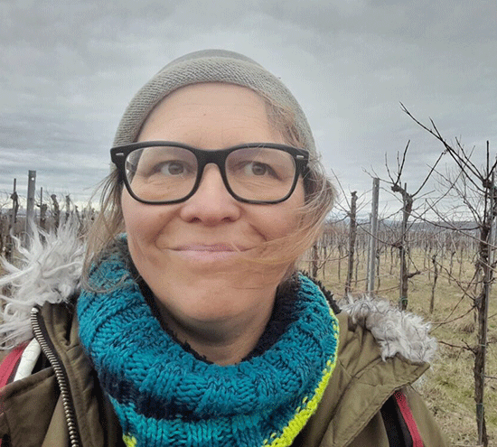 Alexandra Kaminek im winterlichen Weingarten